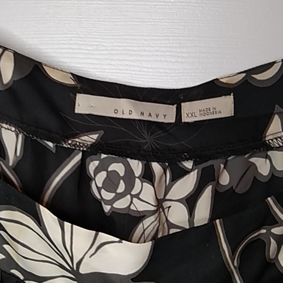 Old Navy black and white tank - Picture 4 of 4